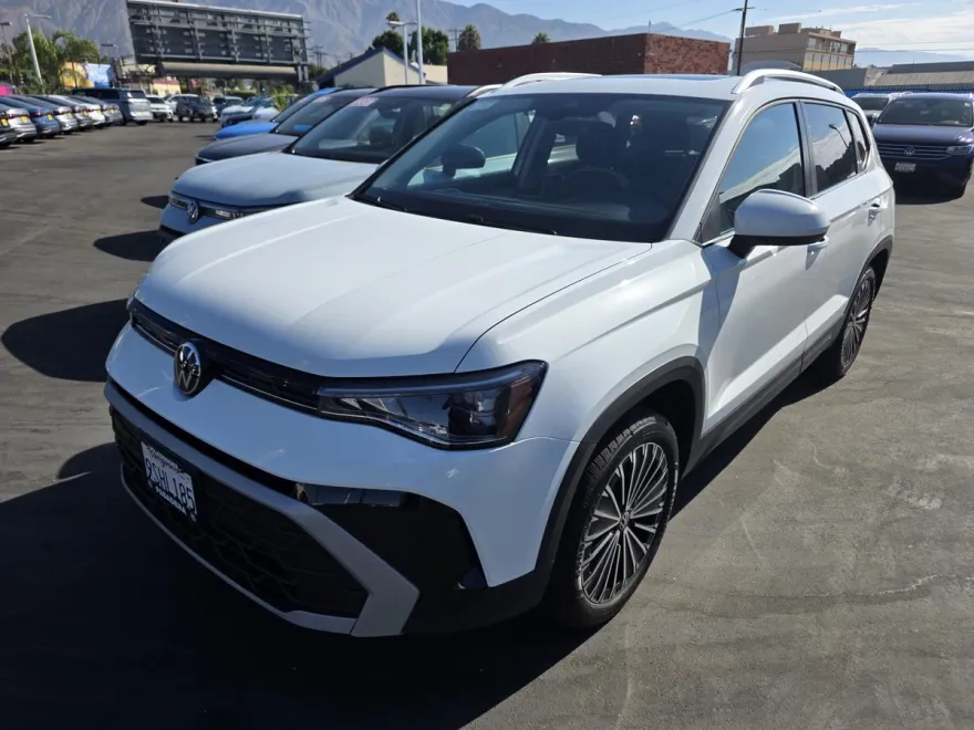 2025 Volkswagen Taos SE photo 1