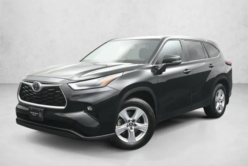 2023 Toyota Highlander LE photo 1