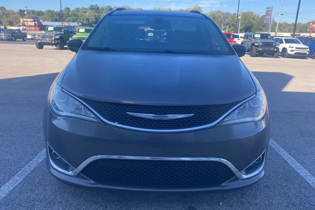2017 Chrysler Pacifica Touring L photo 1