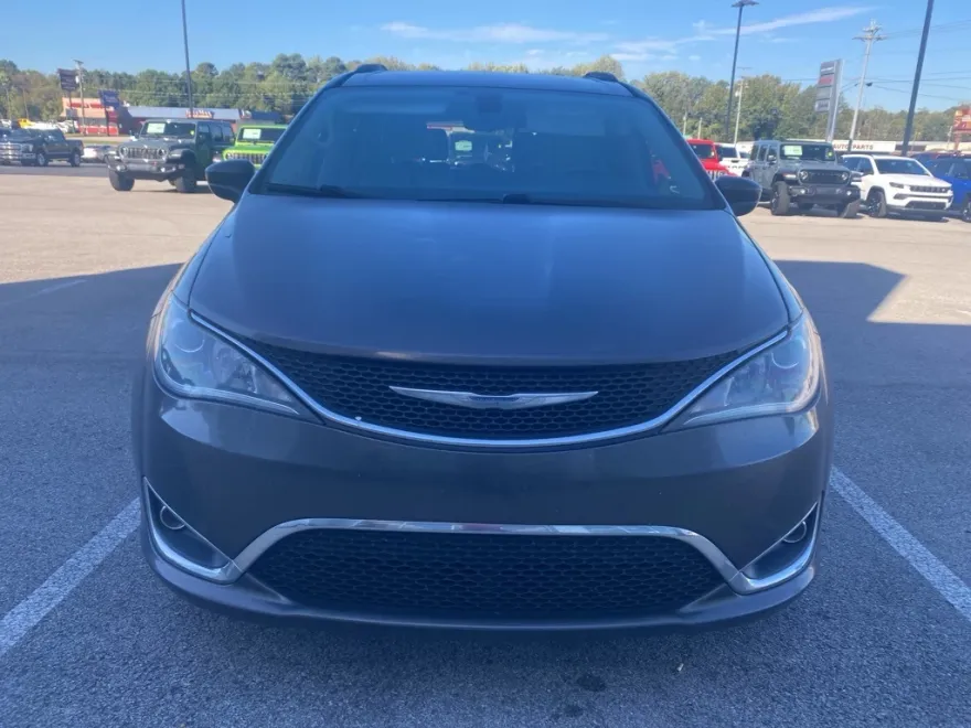 2017 Chrysler Pacifica Touring L photo 1
