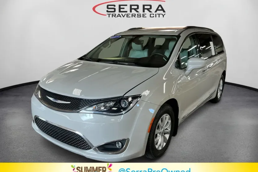 2017 Chrysler Pacifica Touring L photo 1