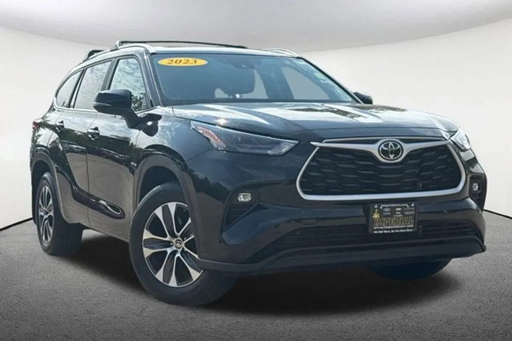 2023 Toyota Highlander L photo 1