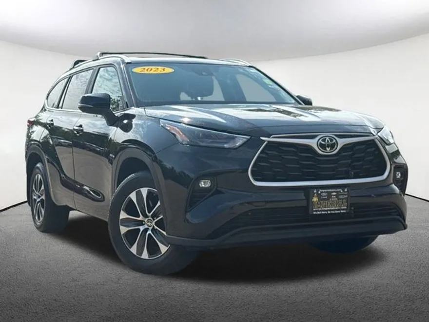 2023 Toyota Highlander L photo 1