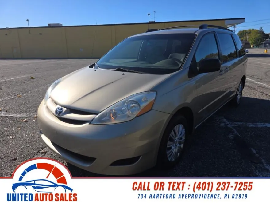 2008 Toyota Sienna CE photo 1