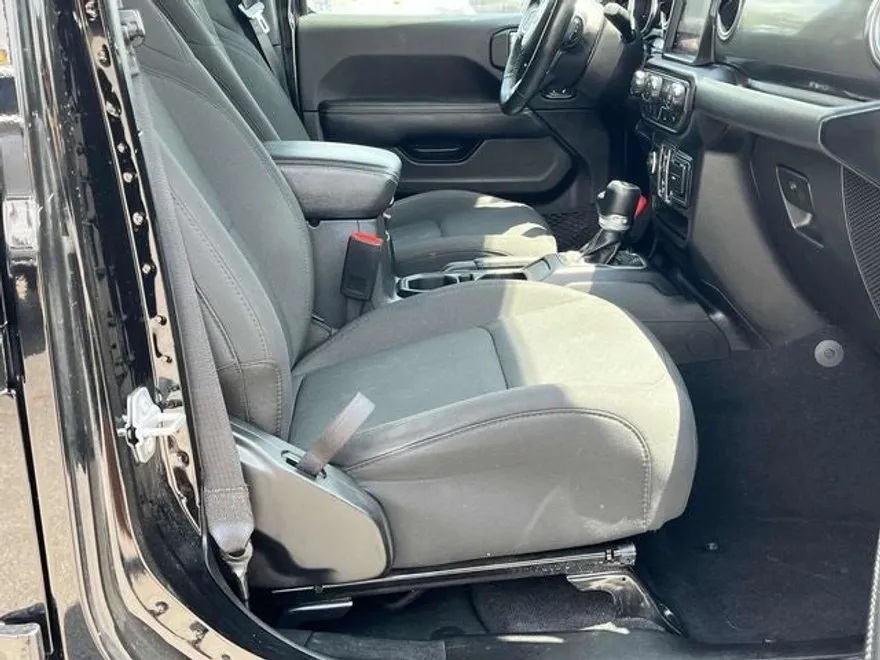 2022 Jeep Wrangler Unlimited Sahara photo 23