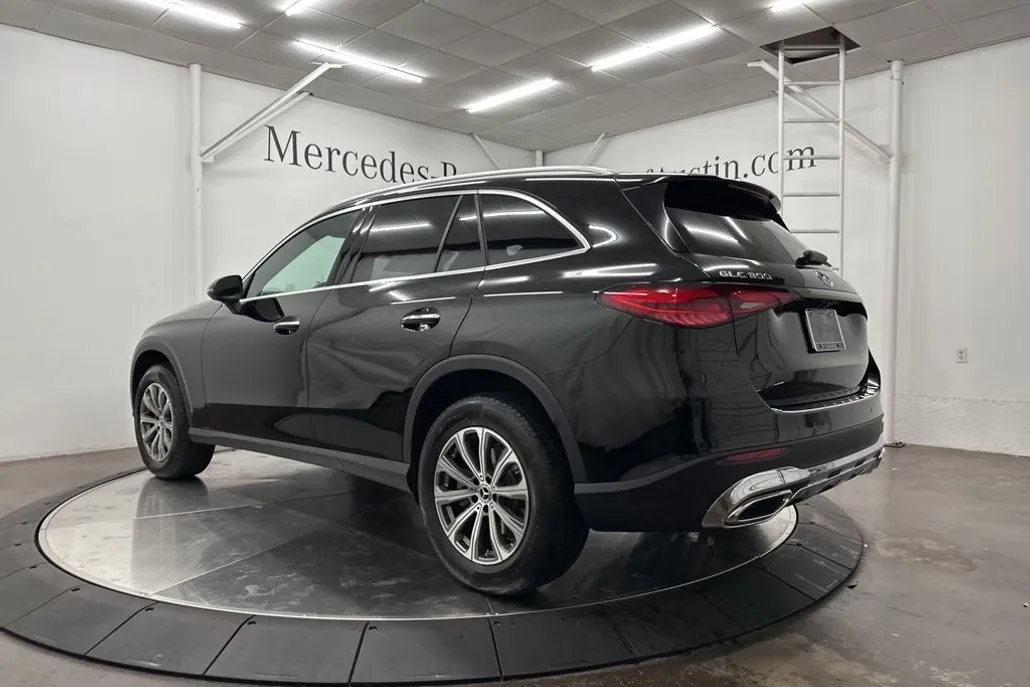 2025 Mercedes Benz GLC 300 photo 1
