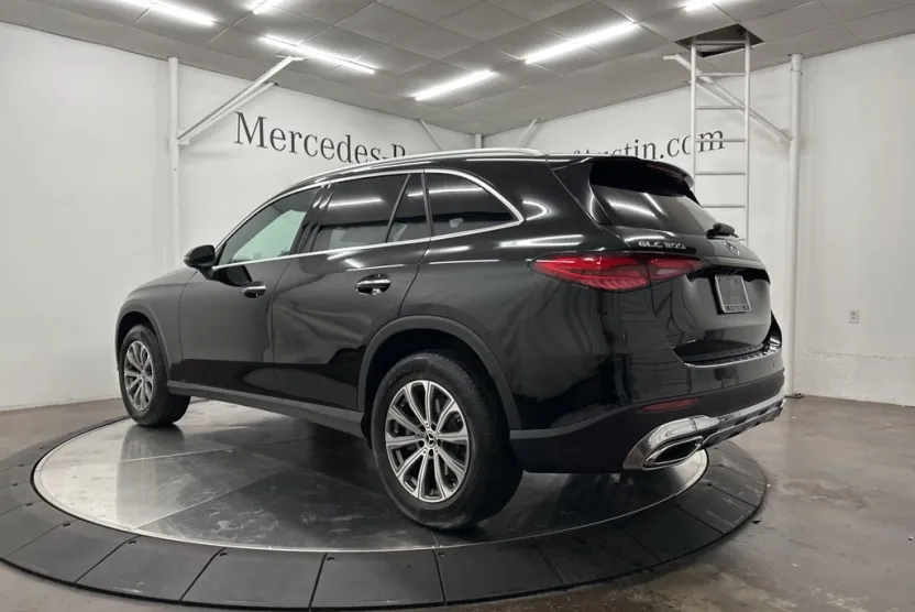 2025 Mercedes Benz GLC 300 photo 1