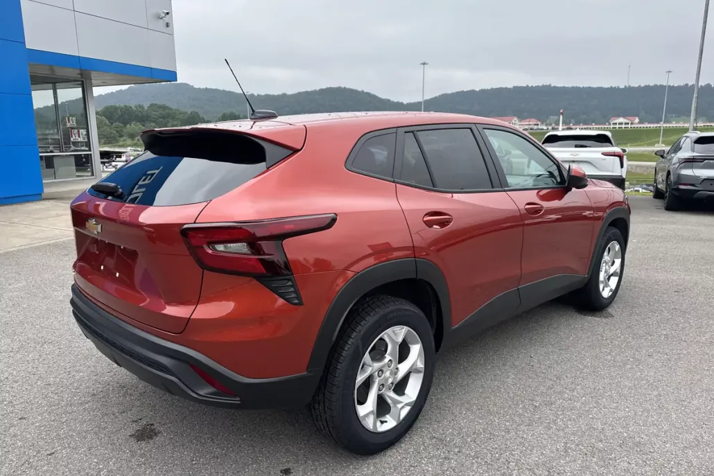 2024 Chevrolet Trax LS photo 1