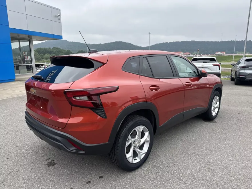 2024 Chevrolet Trax LS photo 1