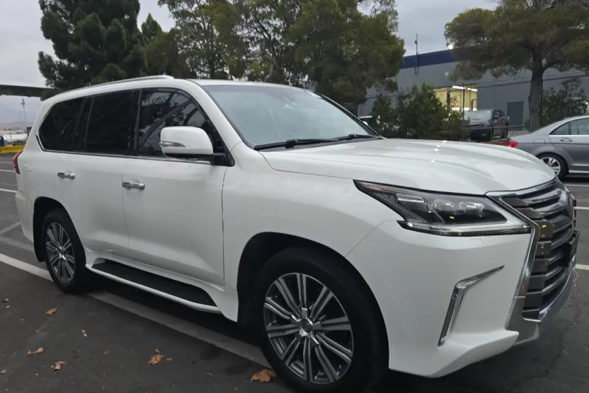 2016 Lexus LX 570 photo 1