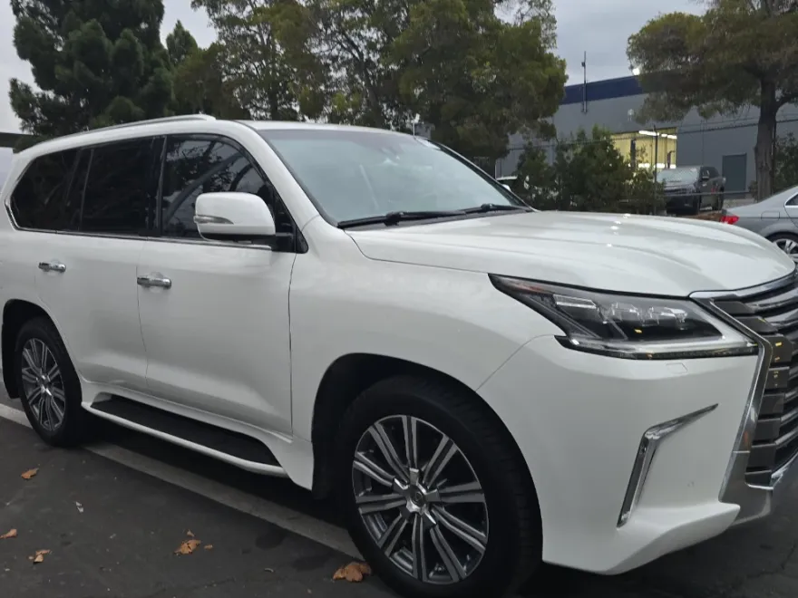 2016 Lexus LX 570 photo 1