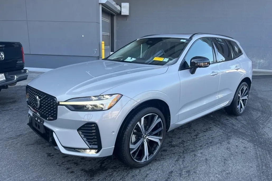 2023 Volvo XC60 Ultimate photo 1