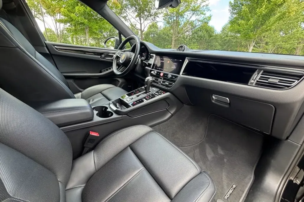 2024 Porsche Macan Base photo 1