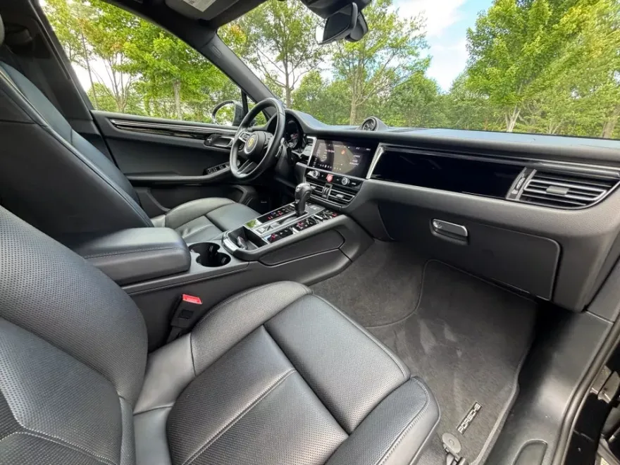 2024 Porsche Macan Base photo 1