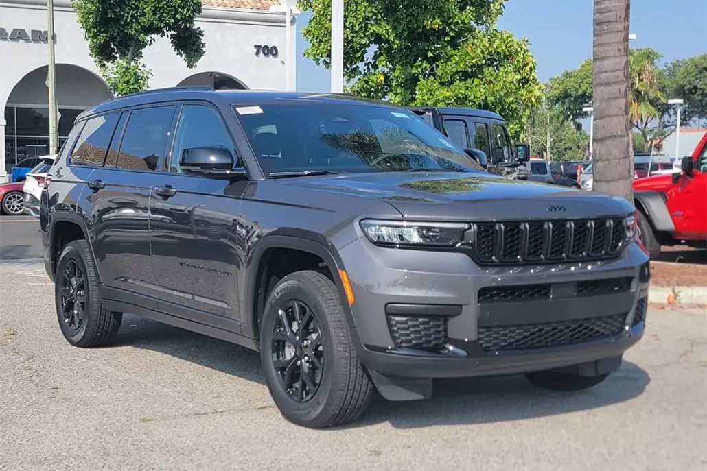 2025 Jeep Grand Cherokee Altitude photo 1