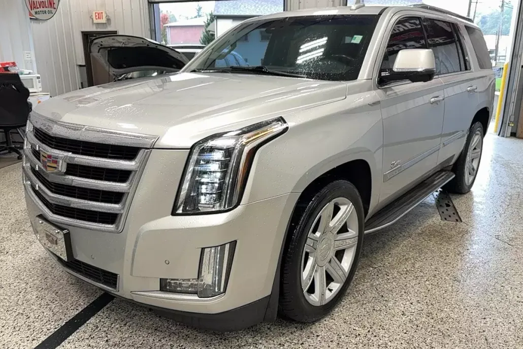 2015 Cadillac Escalade Luxury photo 1