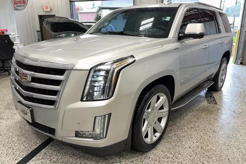2015 Cadillac Escalade Luxury photo 1
