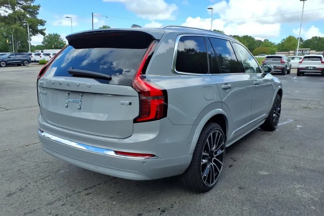 2025 Volvo XC90 B5 Plus photo 1