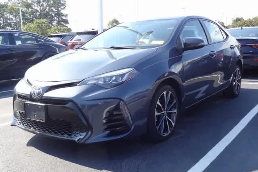 2017 Toyota Corolla SE photo 1