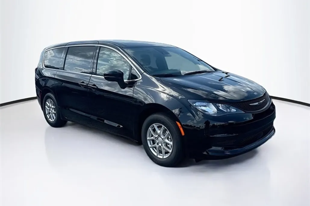 2025 Chrysler Voyager LX photo 1