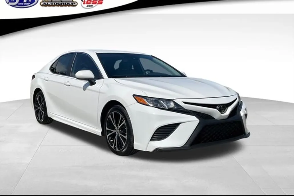 2020 Toyota Camry SE photo 1