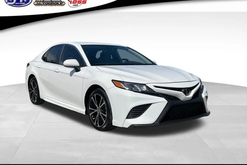2020 Toyota Camry SE photo 1