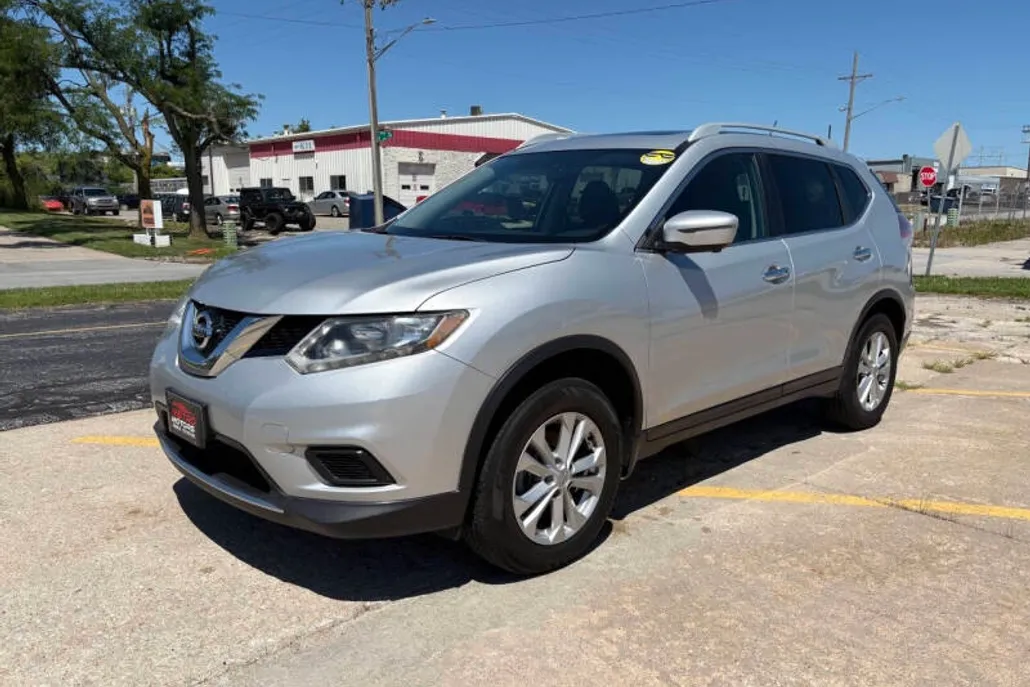 2016 Nissan Rogue SV photo 1
