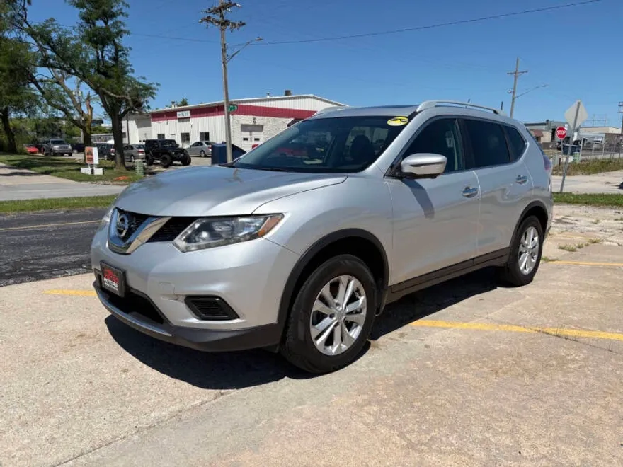 2016 Nissan Rogue SV photo 1