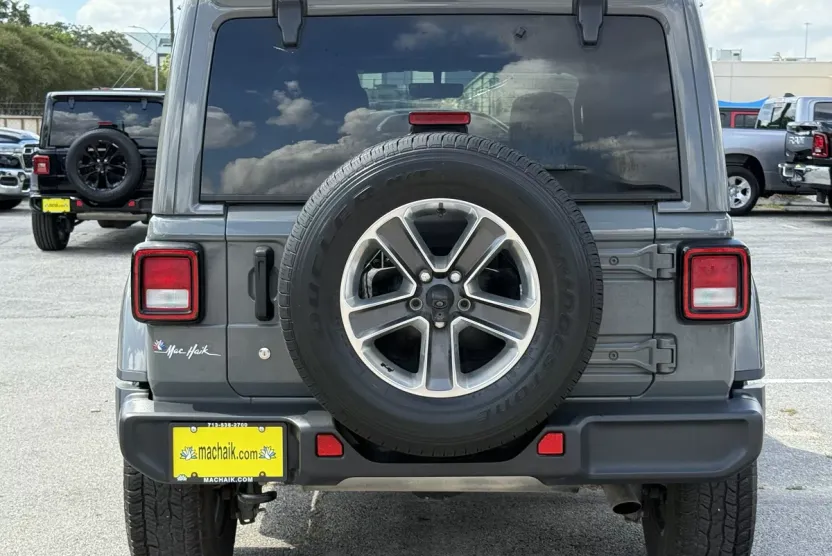 2019 Jeep Wrangler Unlimited Sahara photo 1