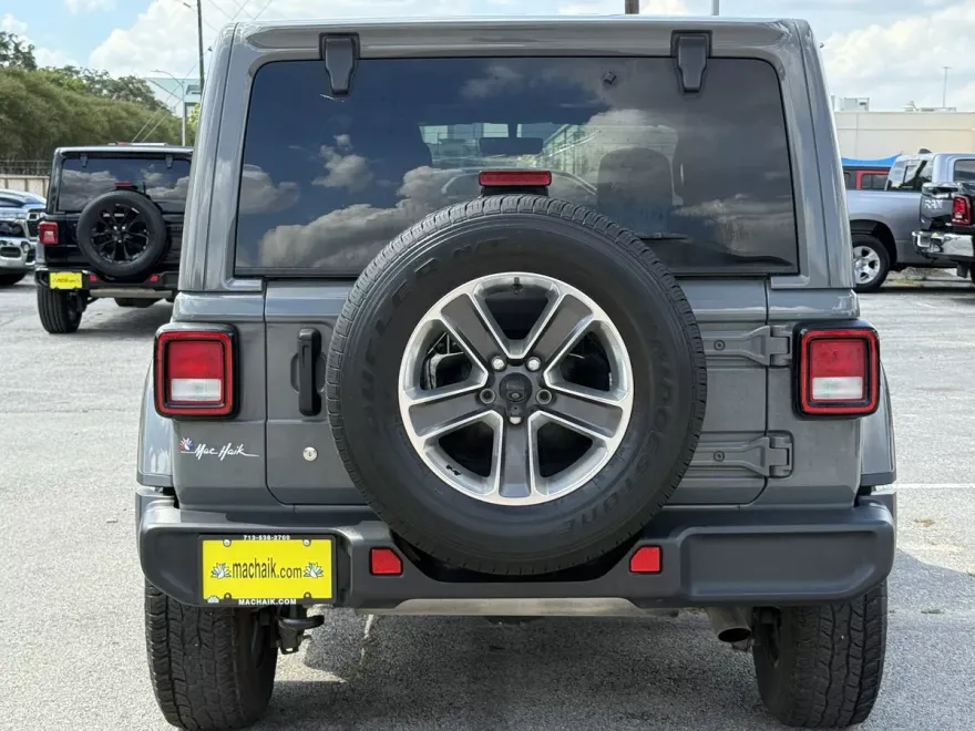 2019 Jeep Wrangler Unlimited Sahara photo 1