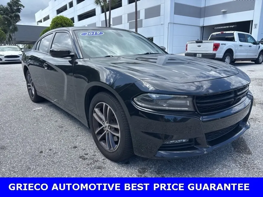 2019 Dodge Charger SXT photo 1