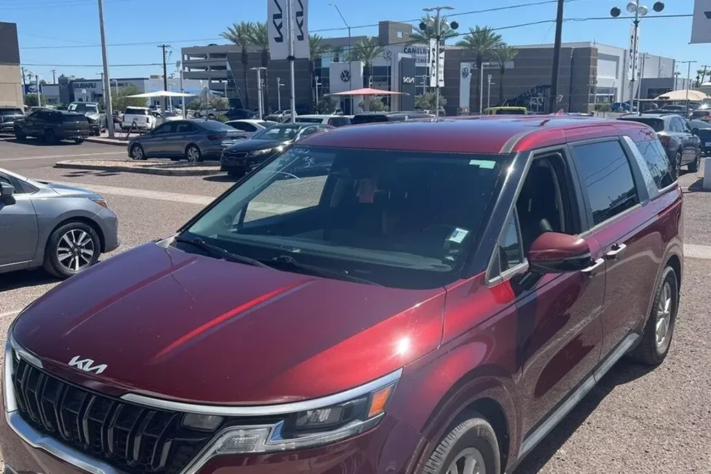 2022 Kia Carnival LXS photo 1