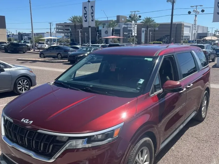 2022 Kia Carnival LXS photo 1