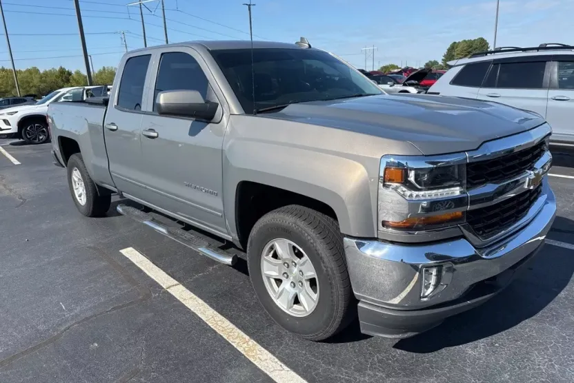 2017 Chevrolet Silverado 1500 LT photo 1