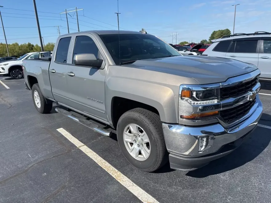 2017 Chevrolet Silverado 1500 LT photo 1