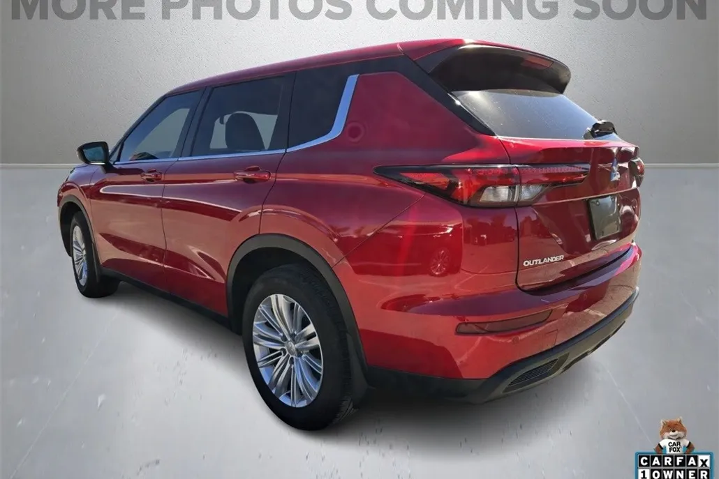 2024 Mitsubishi Outlander ES photo 1