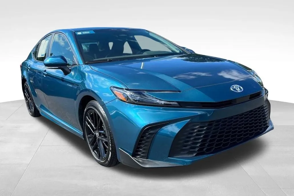 2025 Toyota Camry SE Hybrid photo 1