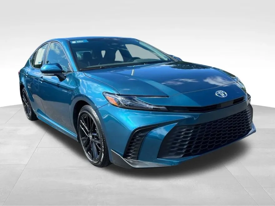 2025 Toyota Camry SE Hybrid photo 1