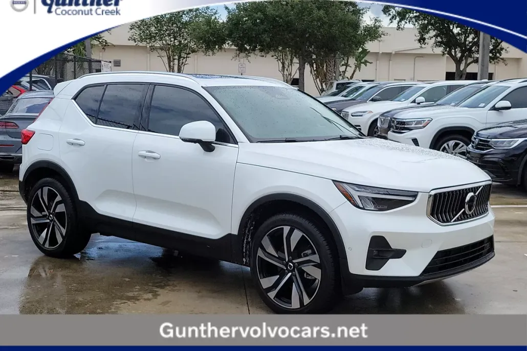 2024 Volvo XC40 Plus photo 1