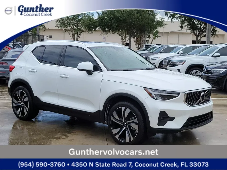 2024 Volvo XC40 Plus photo 1
