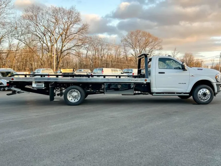 2023 Ram 5500 SLT photo 2