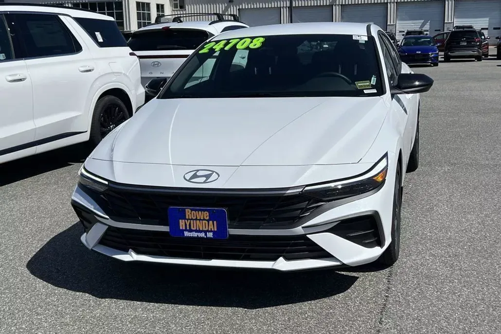 2025 Hyundai Elantra SEL Sport photo 1