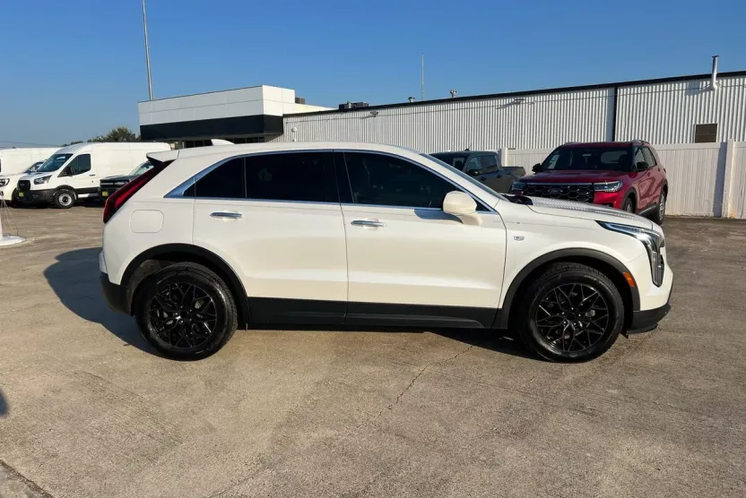 2022 Cadillac XT4 Luxury photo 1