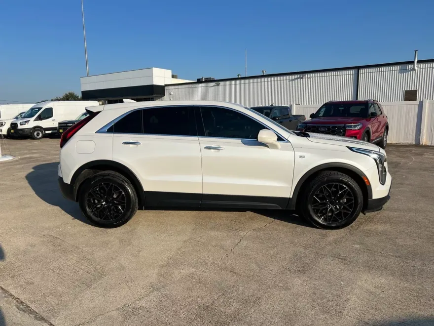 2022 Cadillac XT4 Luxury photo 1