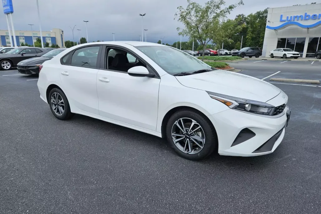 2023 Kia Forte LXS photo 1