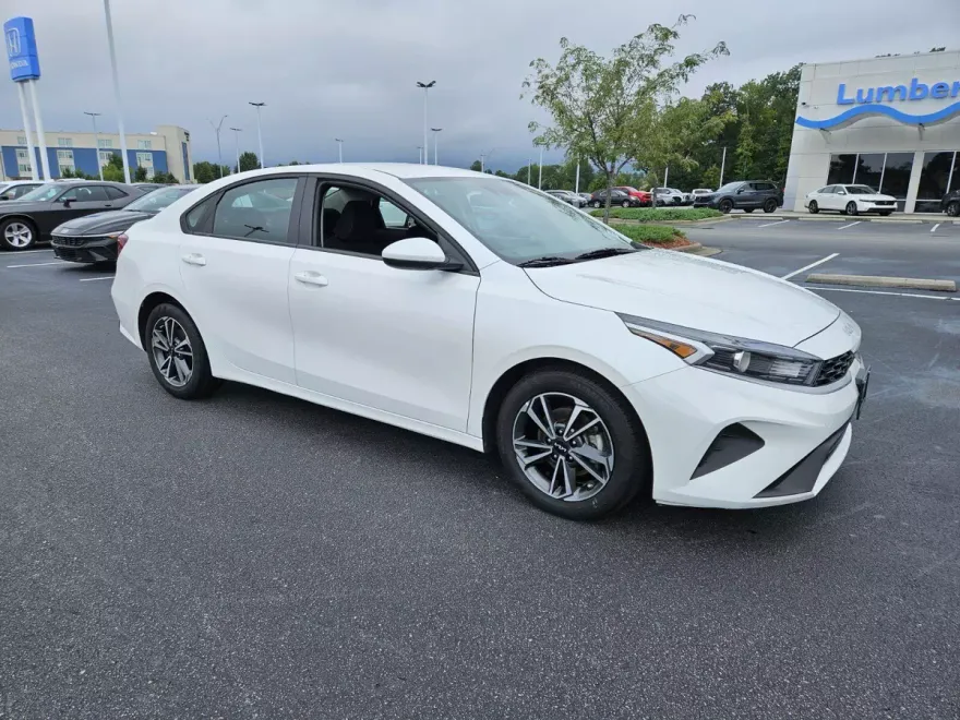 2023 Kia Forte LXS photo 1