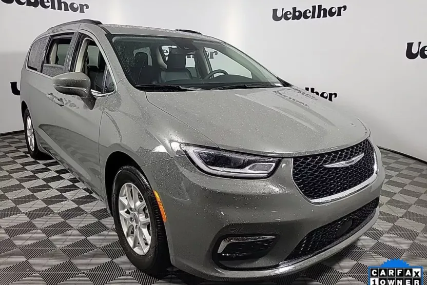 2022 Chrysler Pacifica Touring L photo 1