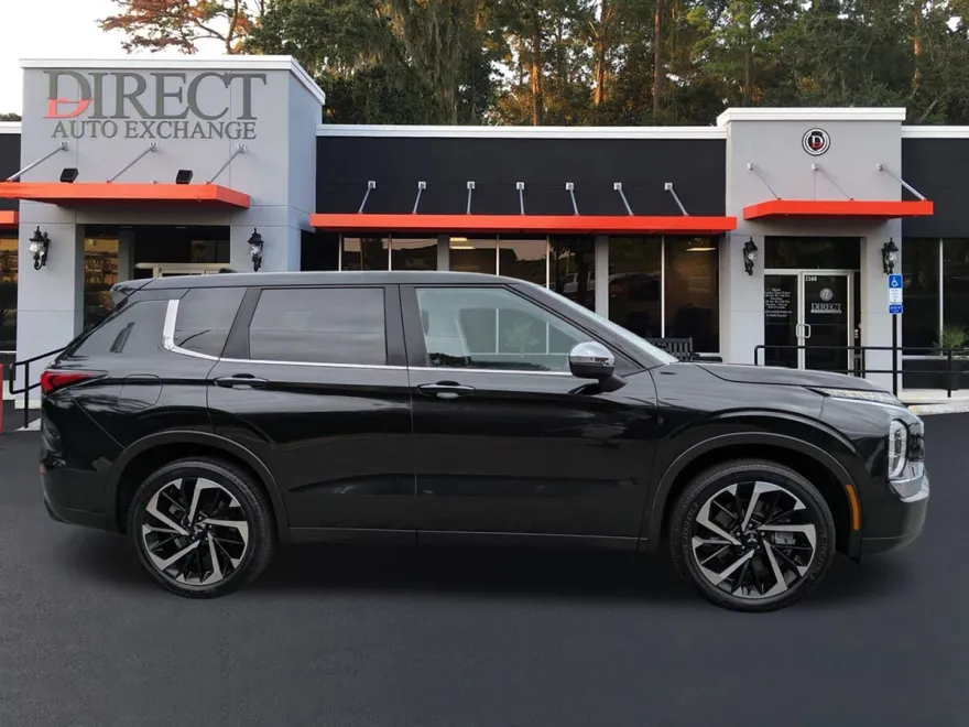 2022 Mitsubishi Outlander ES photo 1