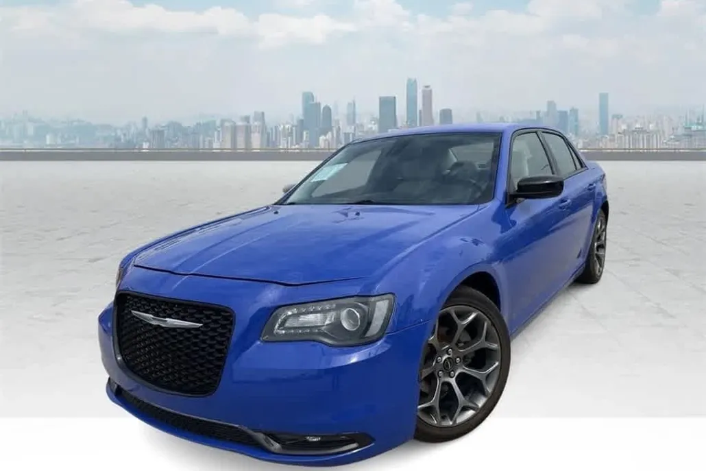 2018 Chrysler 300 Touring photo 1