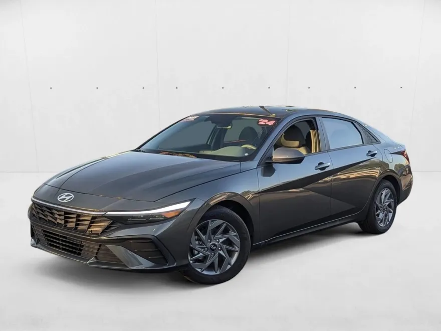 2024 Hyundai Elantra SEL photo 1
